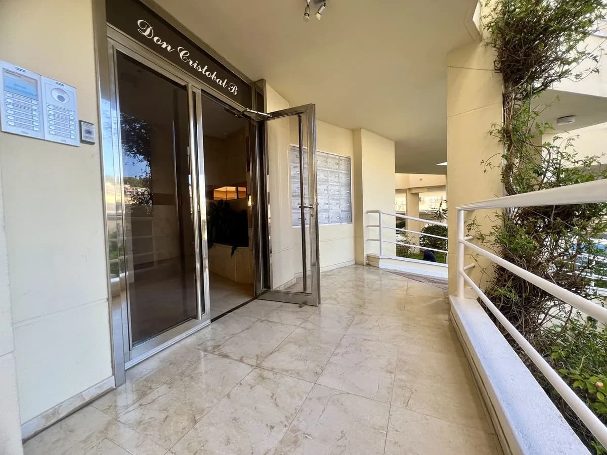 3 Bedroom Middle Floor Apartment for Sale in Torremolinos, Málaga - Image 8