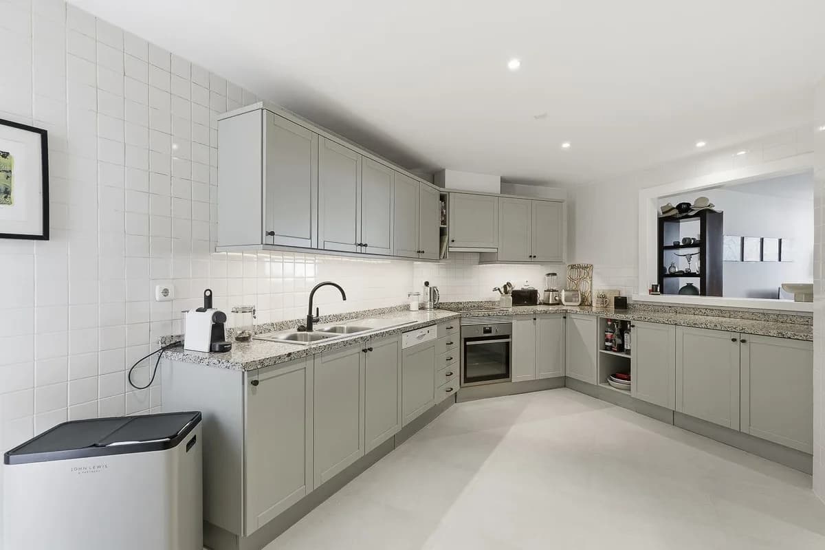 3 Bedroom Ground Floor Apartment for Sale in Nueva Andalucía, Málaga - Image 5