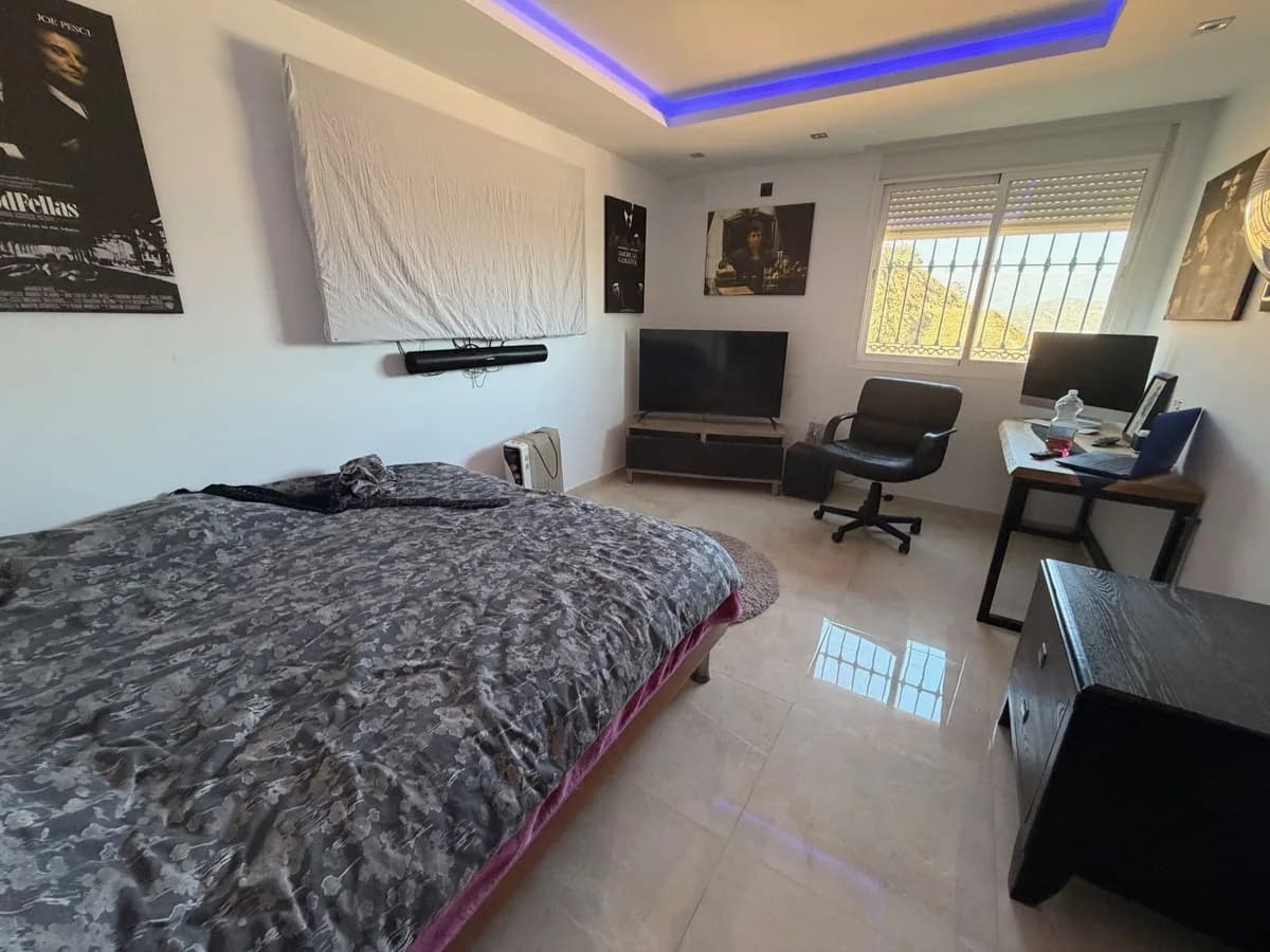 4 Bedroom Detached Villa for Sale in Coín, Málaga - Image 9