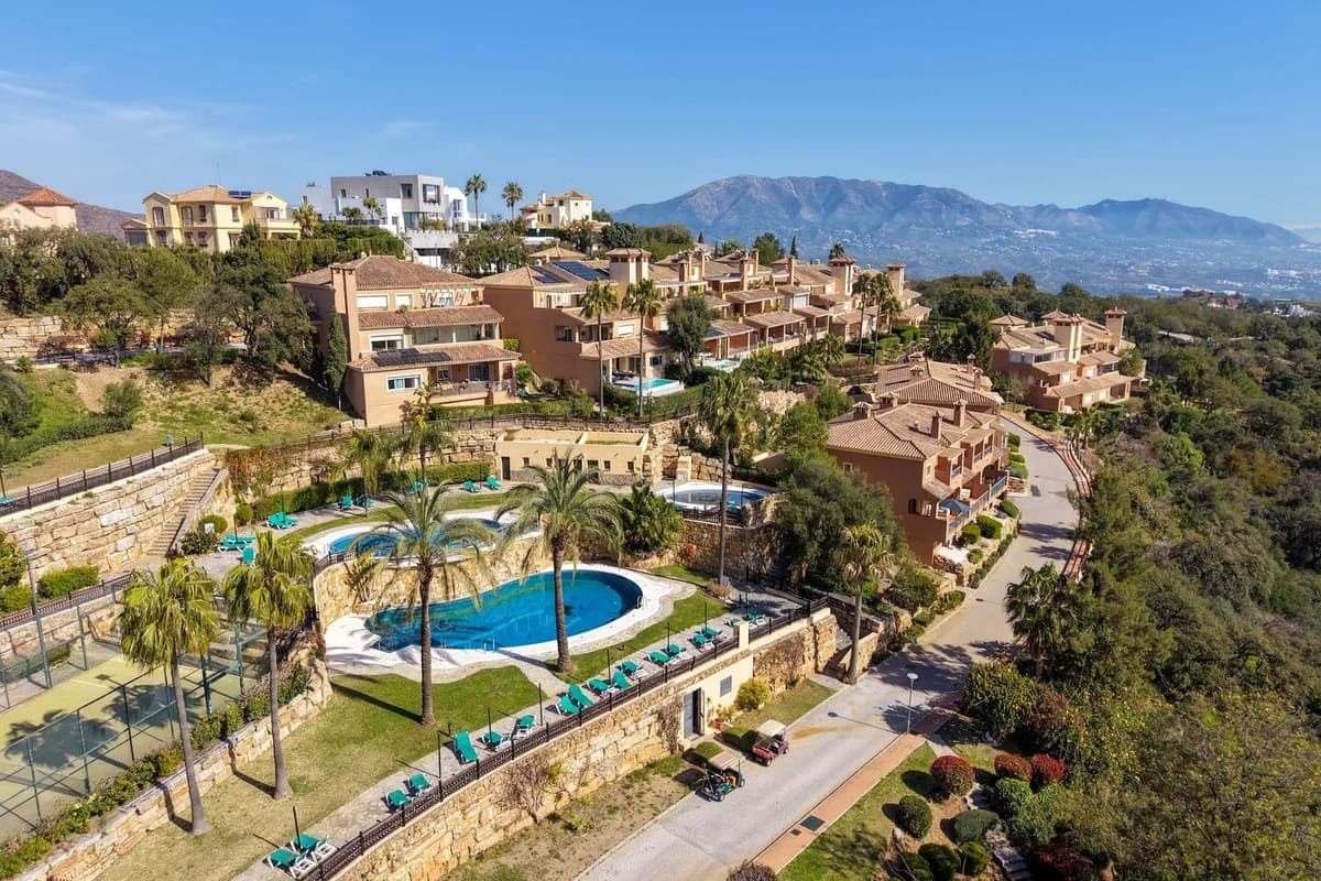 4 Bedroom Duplex for Sale in La Mairena, Málaga - Image 4