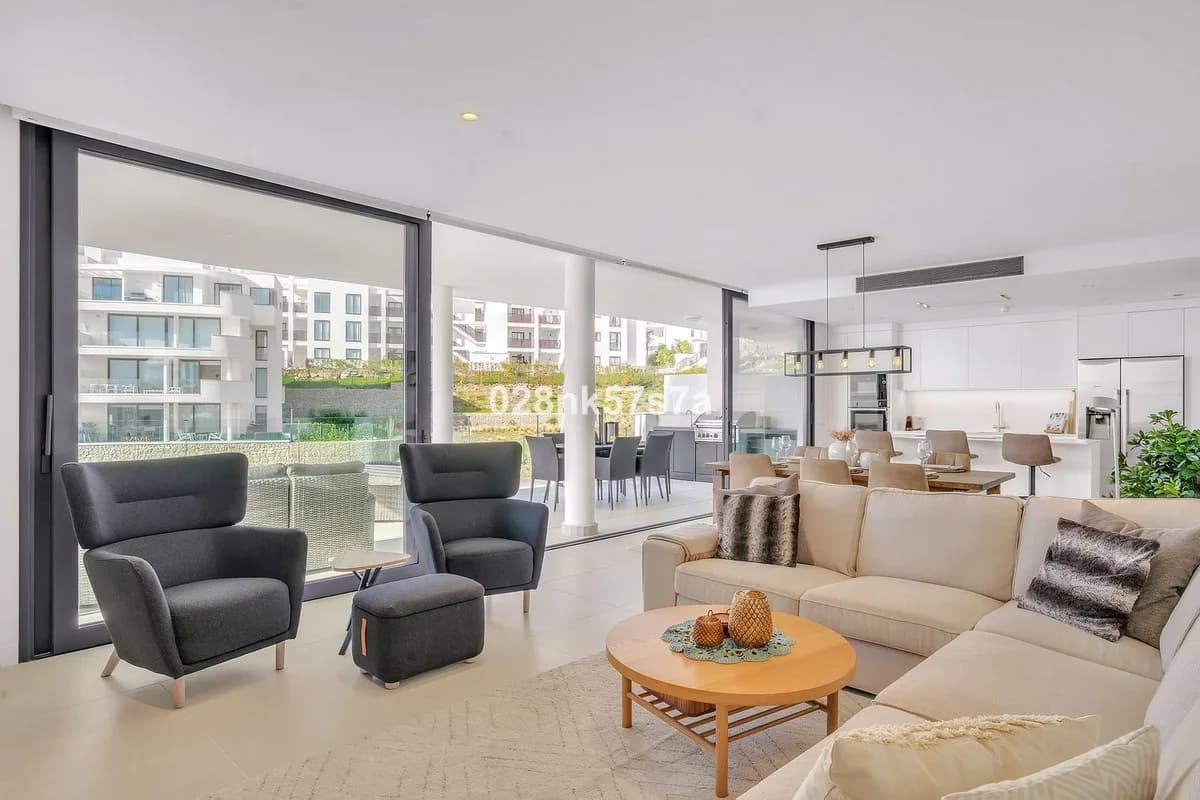 3 Bedroom Middle Floor Apartment for Sale in Fuengirola, Málaga - Image 3