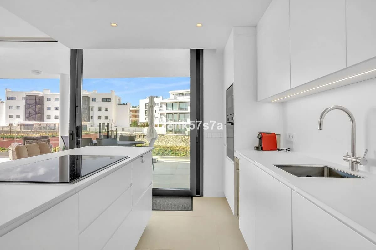 3 Bedroom Middle Floor Apartment for Sale in Fuengirola, Málaga - Image 6