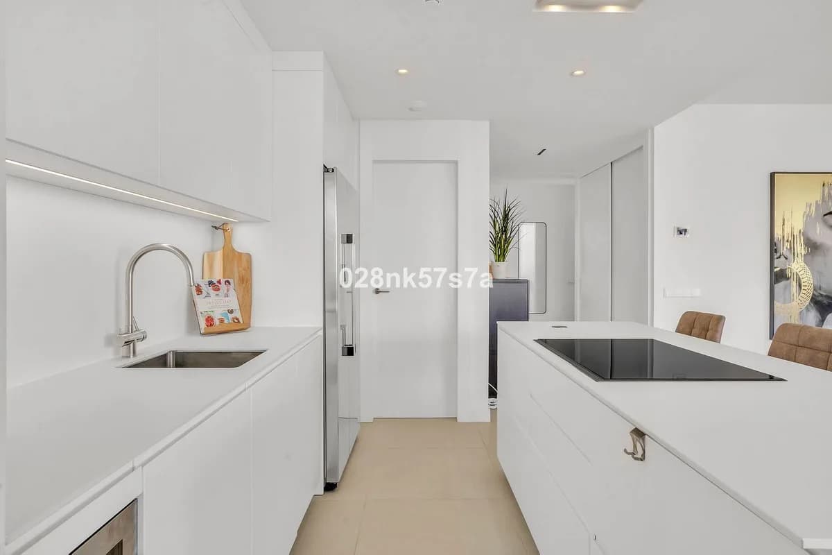 3 Bedroom Middle Floor Apartment for Sale in Fuengirola, Málaga - Image 7