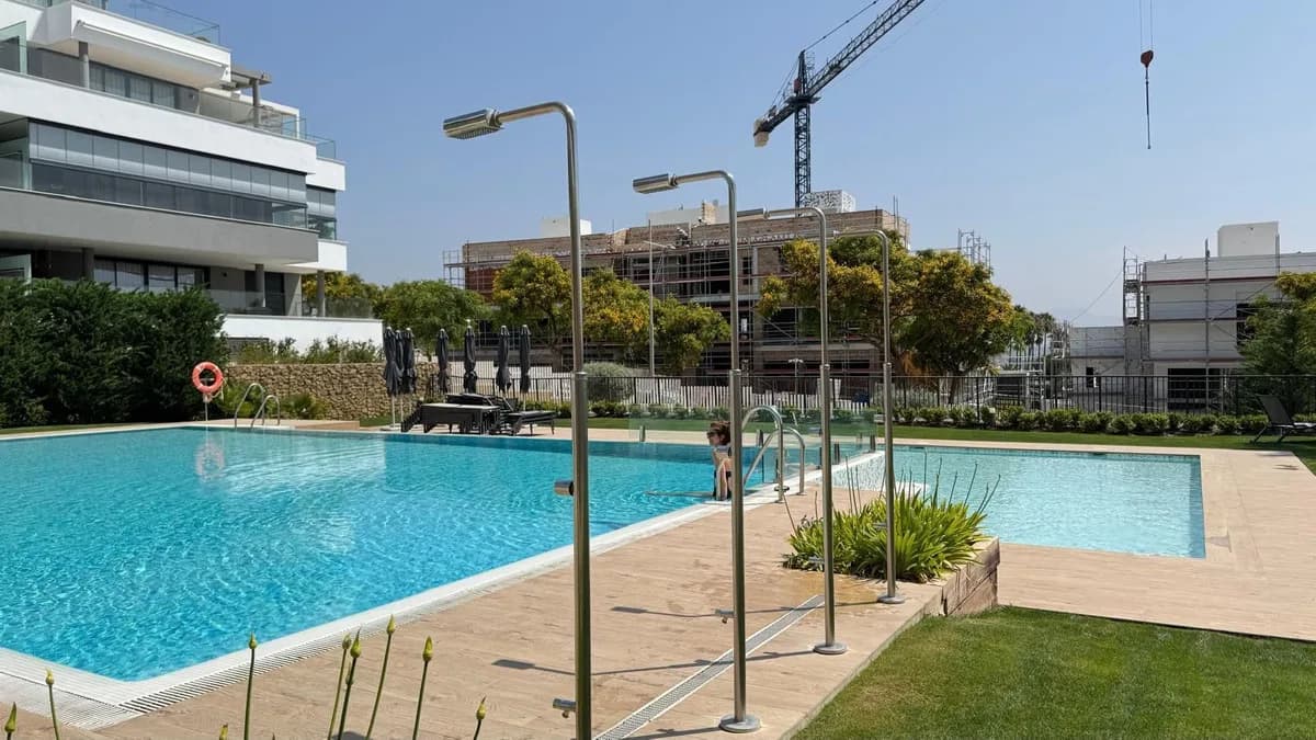 3 Bedroom Middle Floor Apartment for Sale in Estepona, Málaga - Image 9