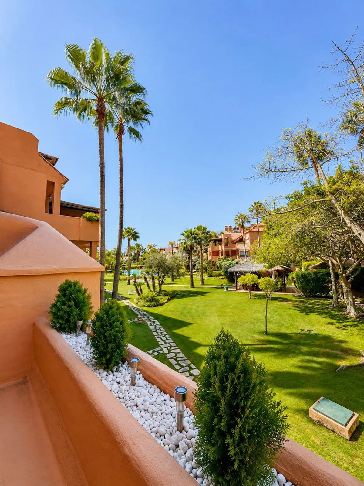 3 Bedroom Middle Floor Apartment for Sale in Guadalmina Baja, Málaga - Image 4