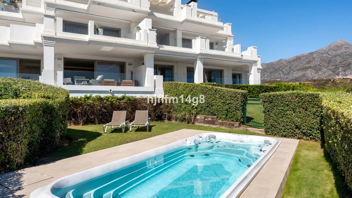 3 Bedroom Middle Floor Apartment for Sale in Nueva Andalucía, Málaga