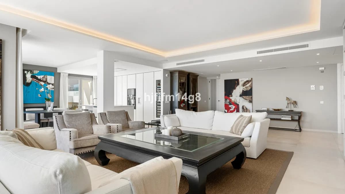 3 Bedroom Middle Floor Apartment for Sale in Nueva Andalucía, Málaga - Image 7