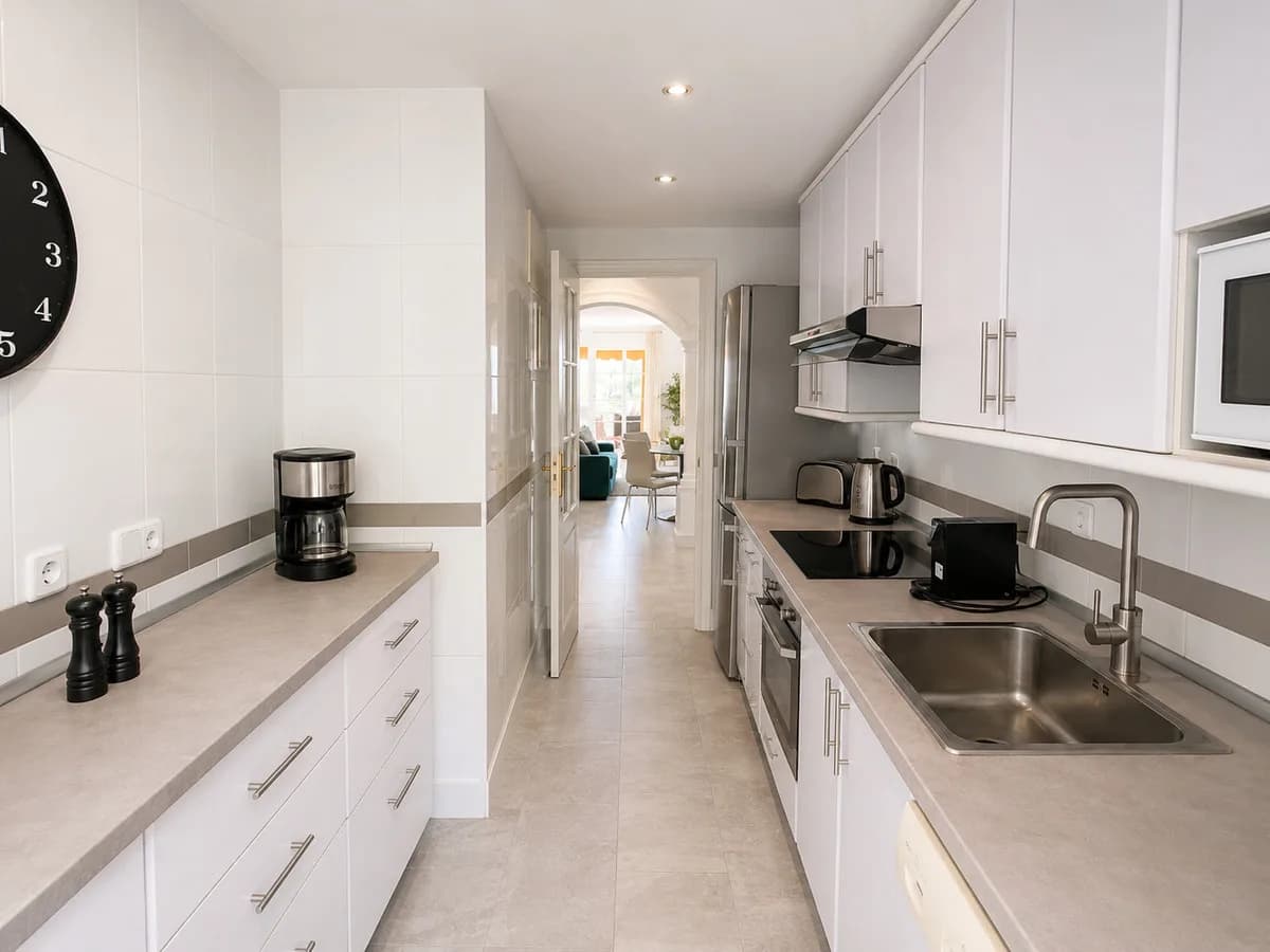 2 Bedroom Middle Floor Apartment for Sale in Nueva Andalucía, Málaga - Image 6
