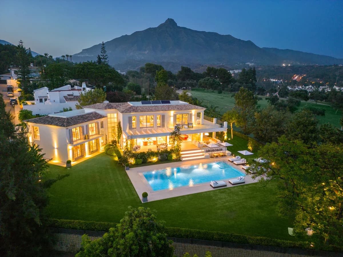 6 Bedroom Detached Villa for Sale in Aloha, Málaga