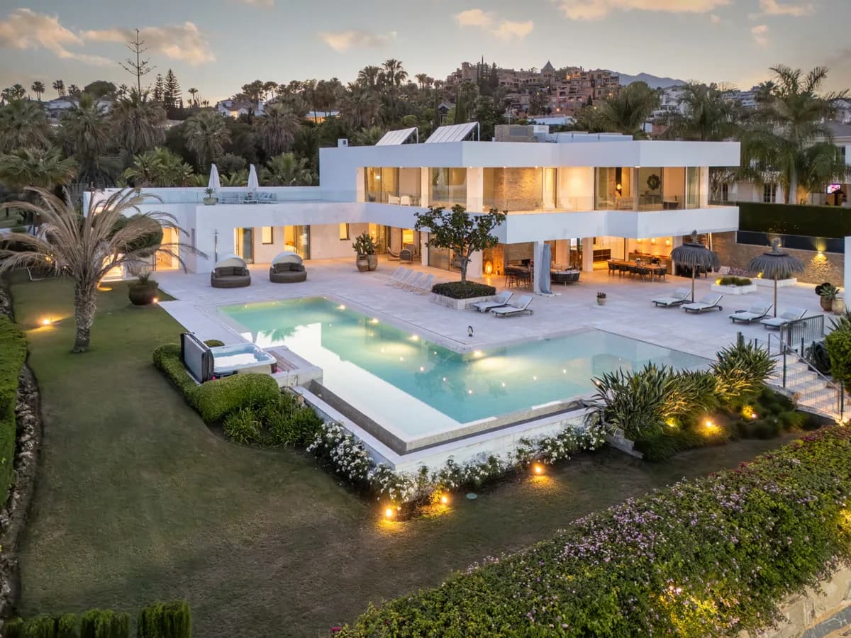 7 Bedroom Detached Villa for Sale in Nueva Andalucía, Málaga