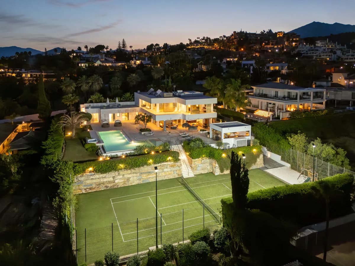 7 Bedroom Detached Villa for Sale in Nueva Andalucía, Málaga - Image 2