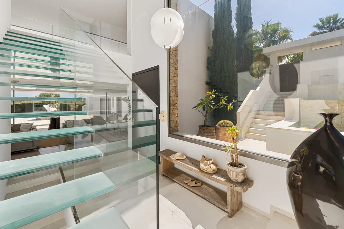 7 Bedroom Detached Villa for Sale in Nueva Andalucía, Málaga - Image 4