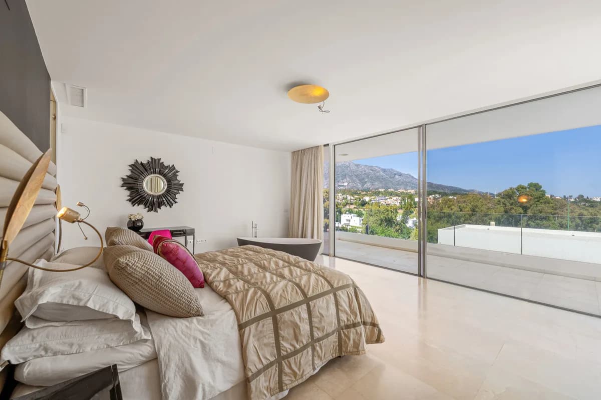 7 Bedroom Detached Villa for Sale in Nueva Andalucía, Málaga - Image 6