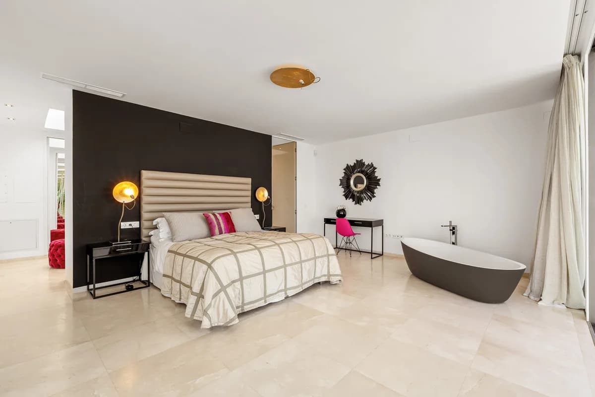7 Bedroom Detached Villa for Sale in Nueva Andalucía, Málaga - Image 9