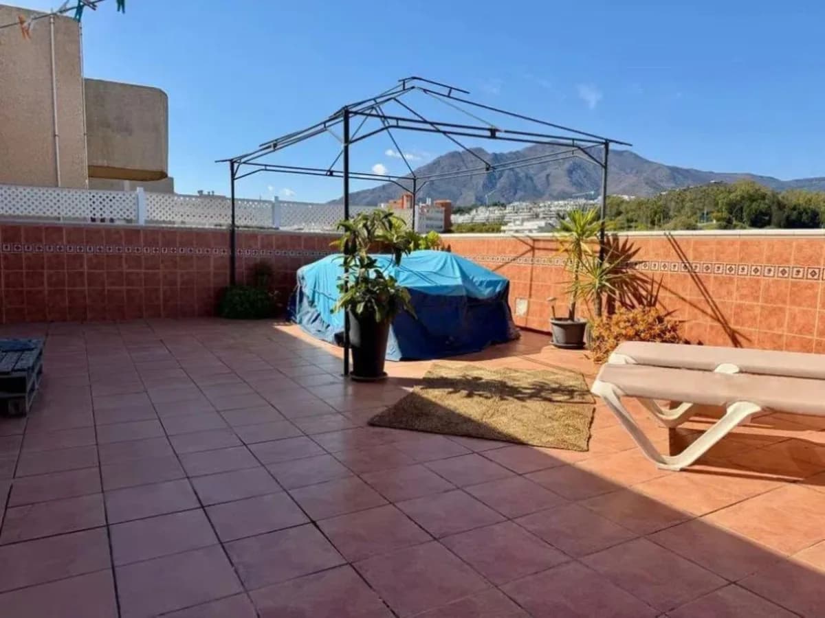 4 Bedroom Penthouse for Sale in Estepona, Málaga - Image 2