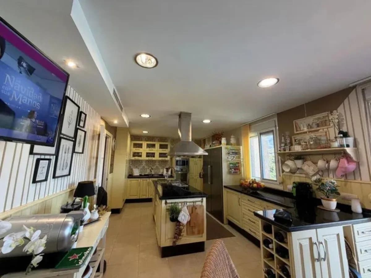 4 Bedroom Penthouse for Sale in Estepona, Málaga - Image 8