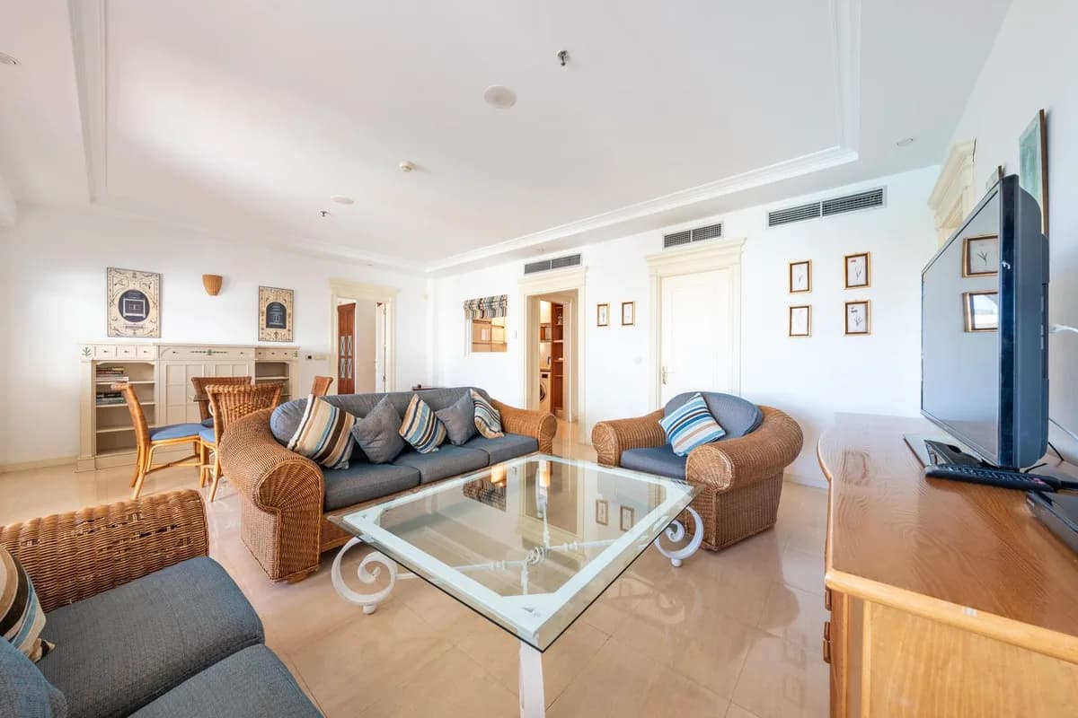 2 Bedroom Middle Floor Apartment for Sale in Marbella, Málaga - Image 7