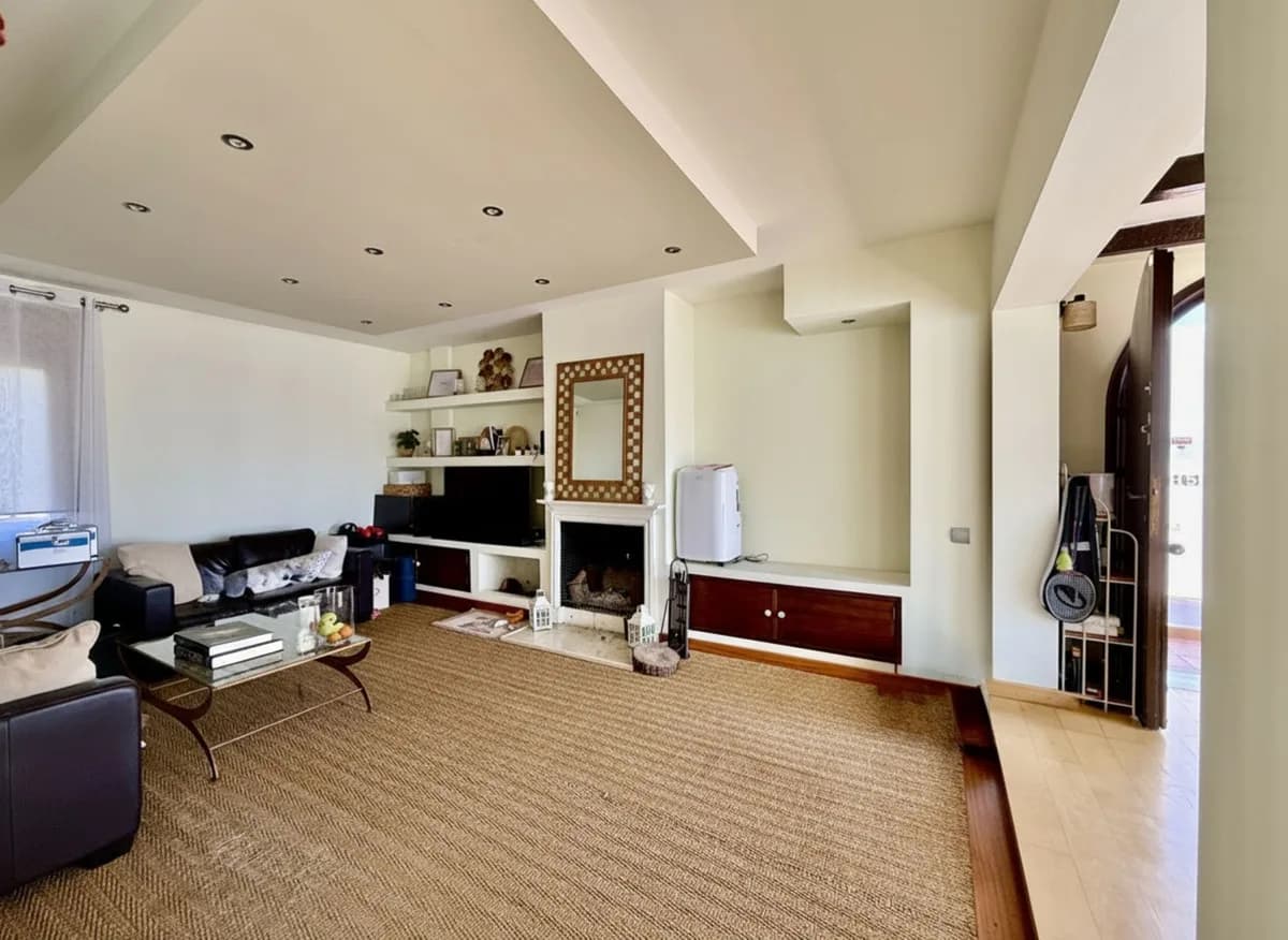 2 Bedroom Duplex for Sale in Nagüeles, Málaga - Image 7