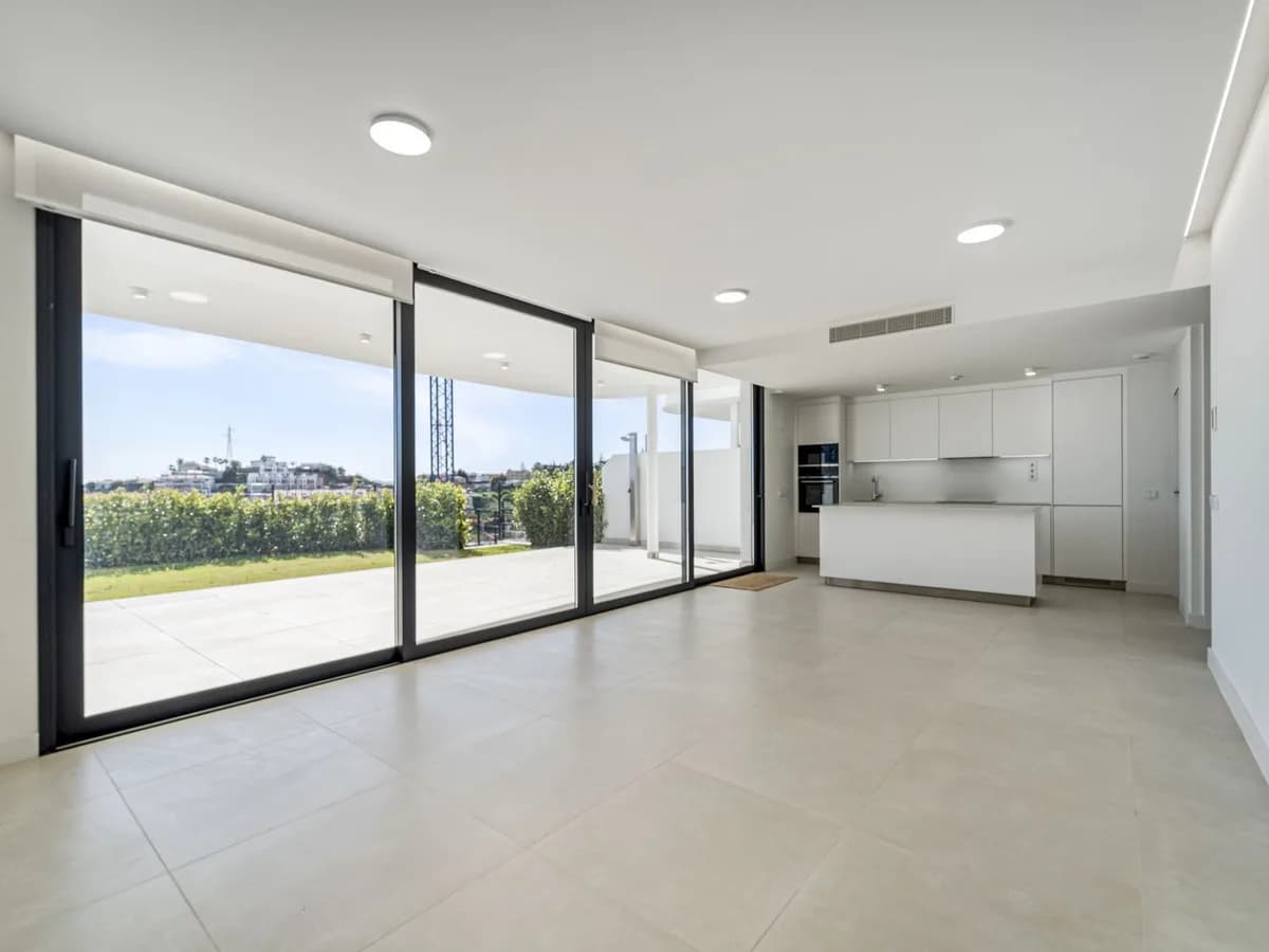 3 Bedroom Ground Floor Apartment for Sale in Fuengirola, Málaga - Image 8