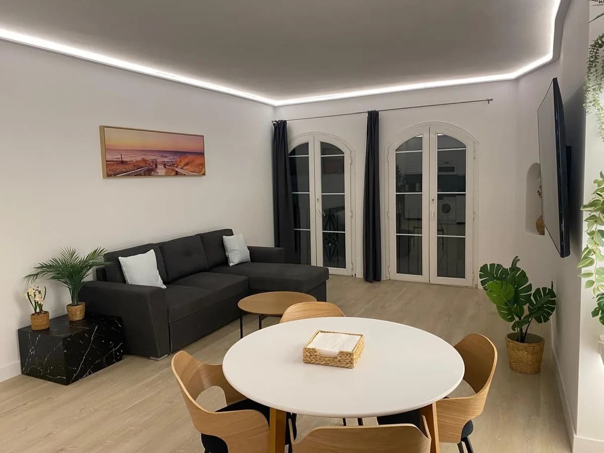 4 Bedroom Middle Floor Apartment for Sale in Puerto Banús, Málaga - Image 2