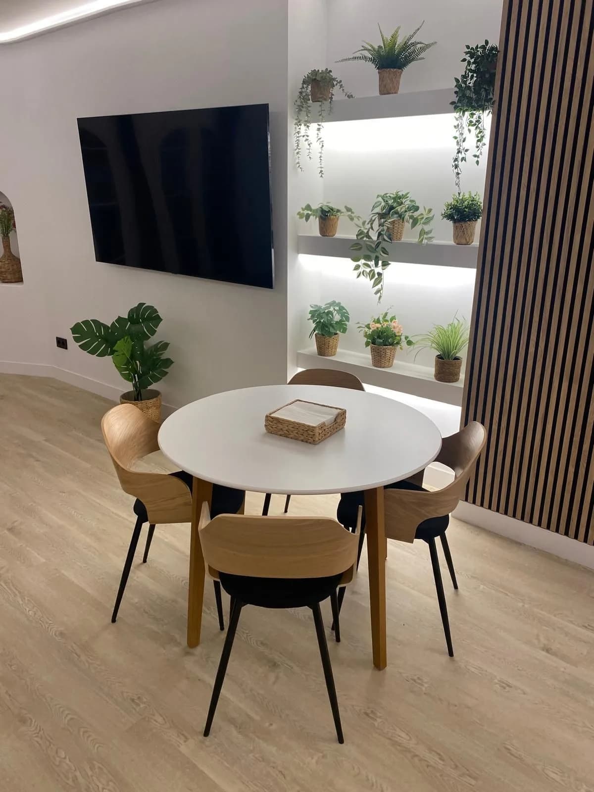 4 Bedroom Middle Floor Apartment for Sale in Puerto Banús, Málaga - Image 6