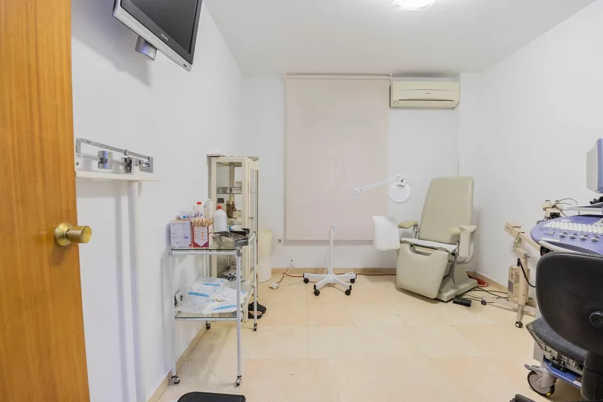 3 Bedroom Middle Floor Apartment for Sale in Fuengirola, Málaga - Image 5