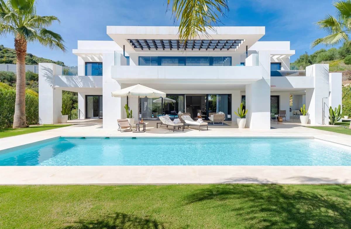6 Bedroom Detached Villa for Sale in Nueva Andalucía, Málaga - Image 2