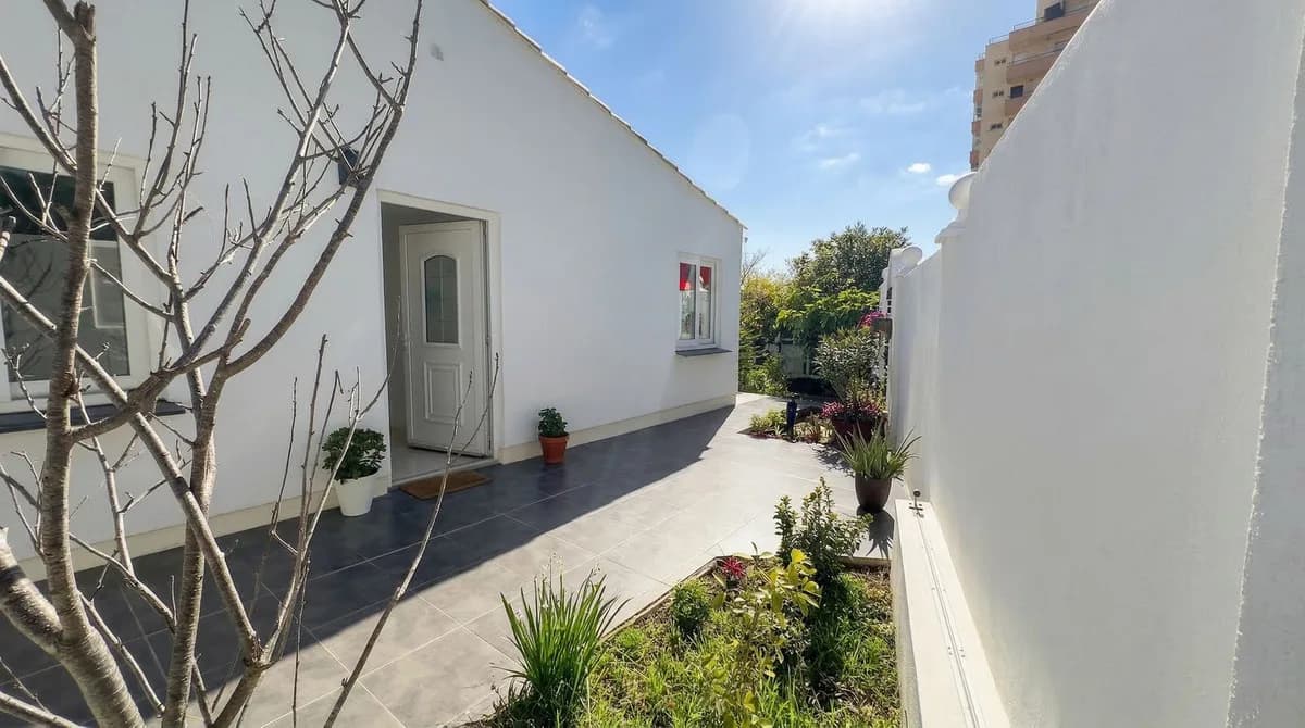 3 Bedroom Semi-Detached House for Sale in Calahonda, Málaga - Image 3