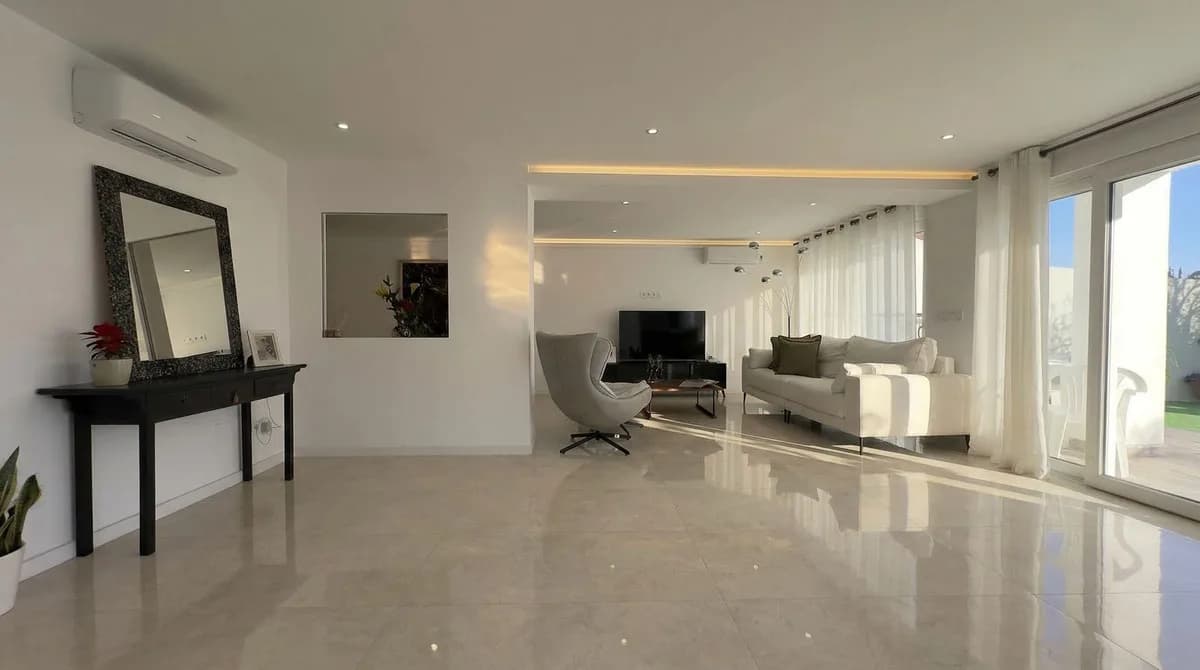 3 Bedroom Semi-Detached House for Sale in Calahonda, Málaga - Image 8