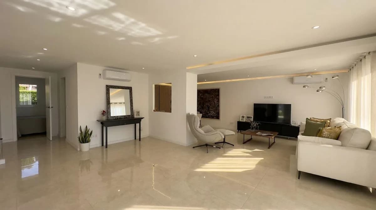 3 Bedroom Semi-Detached House for Sale in Calahonda, Málaga - Image 9