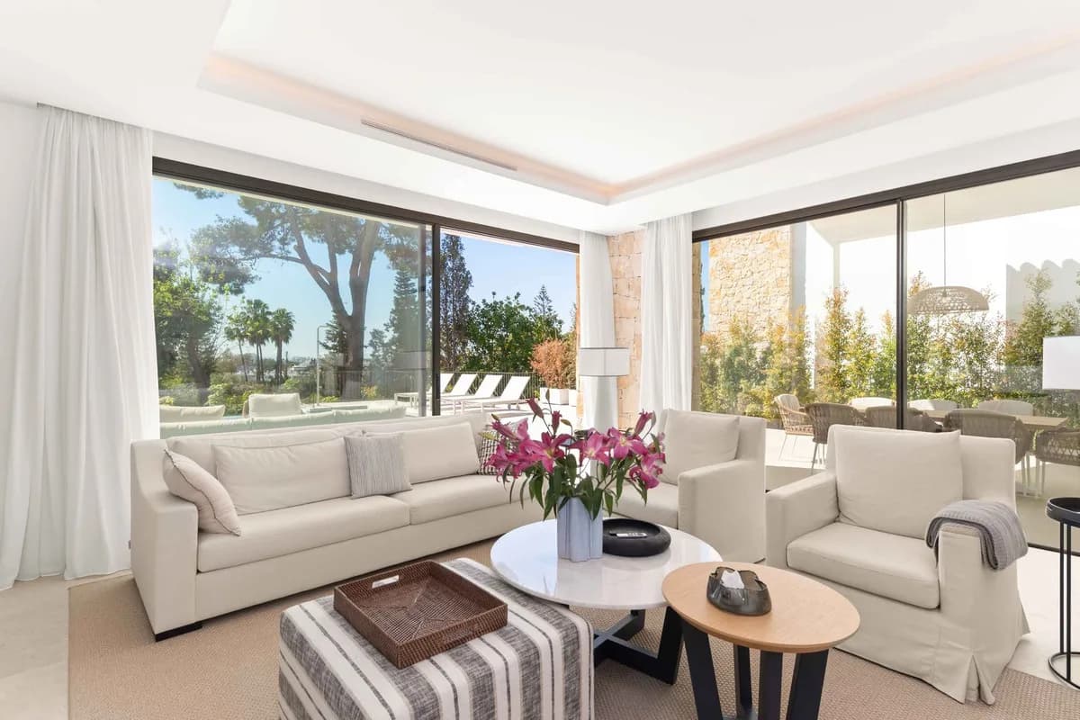 5 Bedroom Detached Villa for Sale in San Pedro de Alcántara, Málaga - Image 4