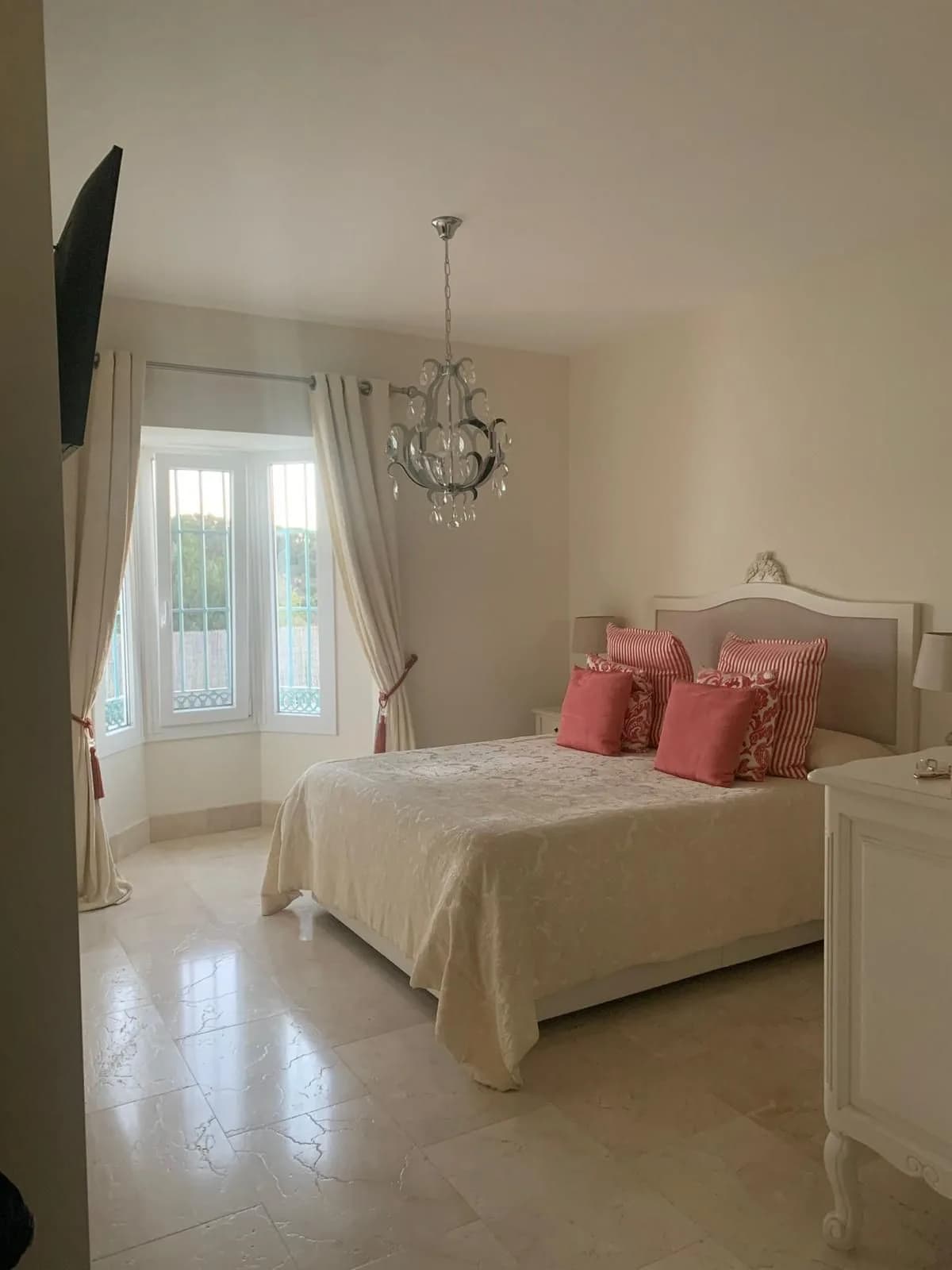 5 Bedroom Detached Villa for Sale in San Roque, Cádiz - Image 4