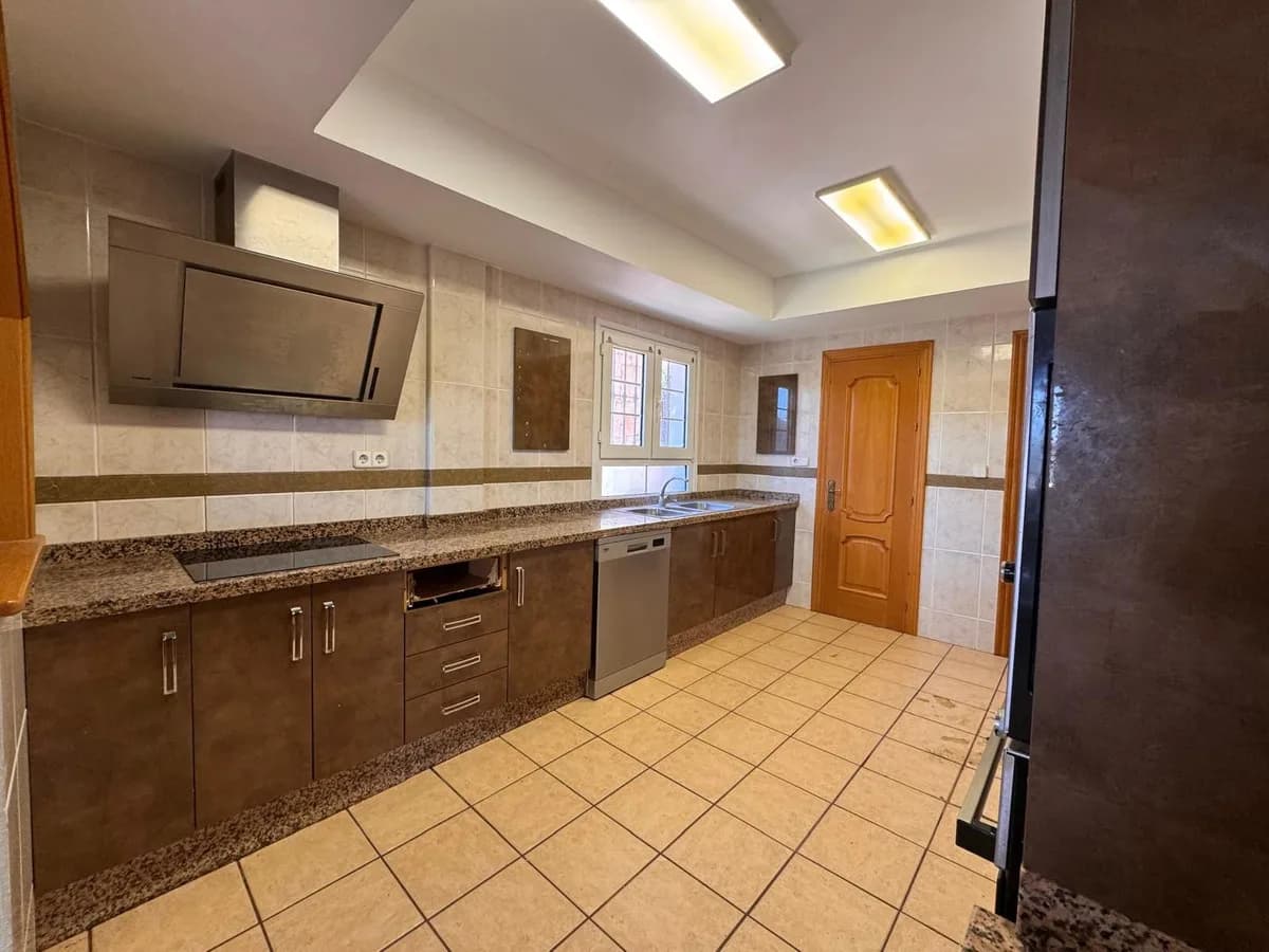 4 Bedroom Detached Villa for Sale in Estepona, Málaga - Image 3
