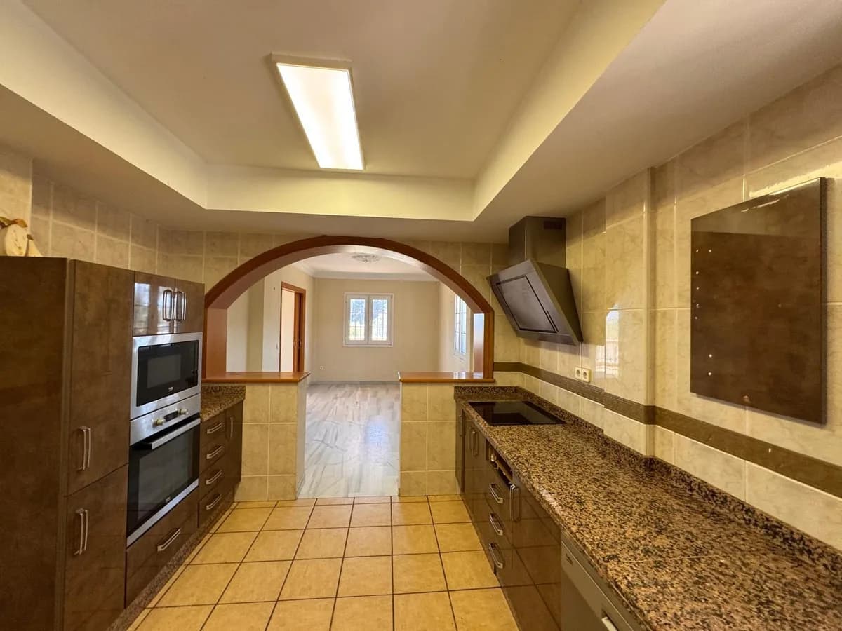 4 Bedroom Detached Villa for Sale in Estepona, Málaga - Image 5