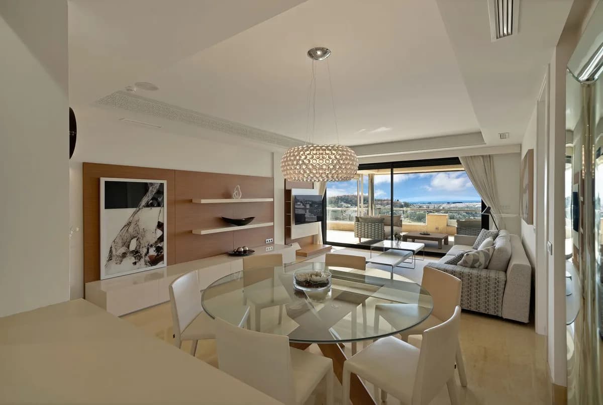 3 Bedroom Middle Floor Apartment for Sale in Nueva Andalucía, Málaga - Image 4