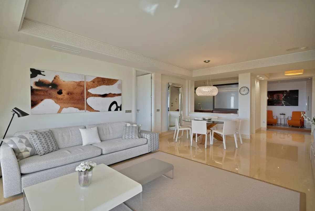 3 Bedroom Middle Floor Apartment for Sale in Nueva Andalucía, Málaga - Image 5