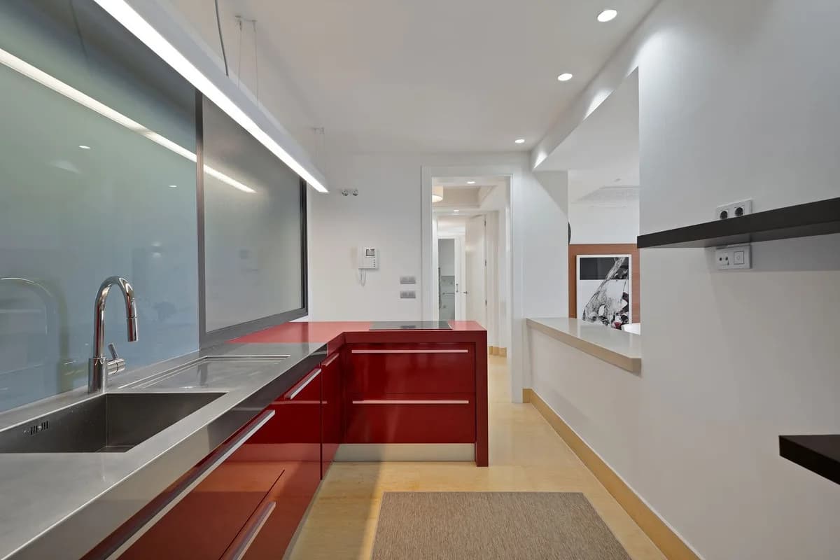 3 Bedroom Middle Floor Apartment for Sale in Nueva Andalucía, Málaga - Image 7