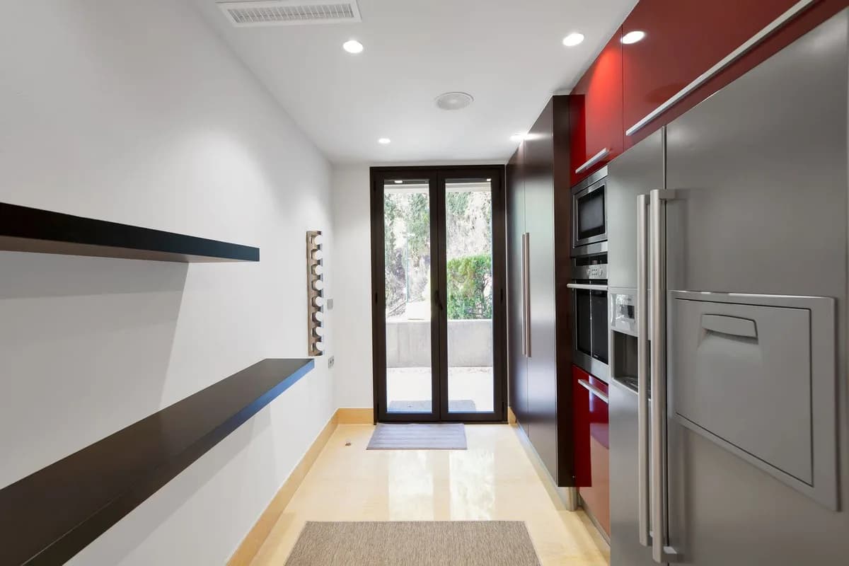 3 Bedroom Middle Floor Apartment for Sale in Nueva Andalucía, Málaga - Image 8