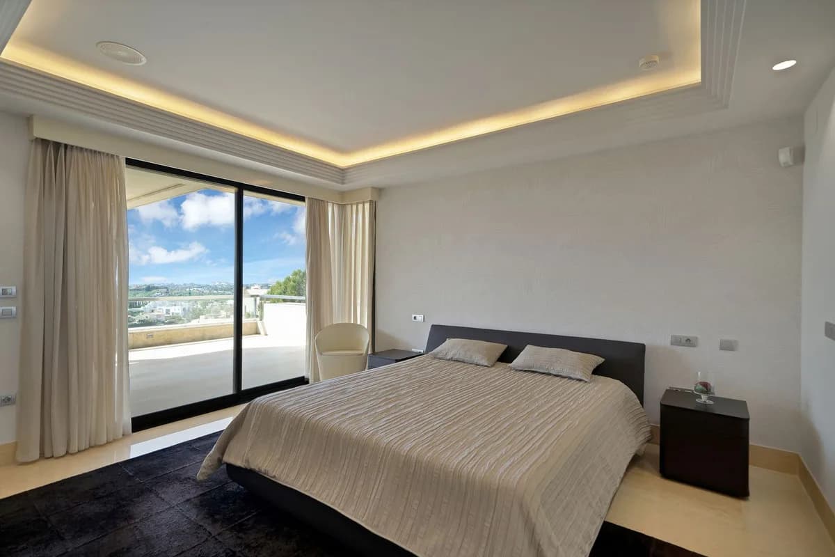 3 Bedroom Middle Floor Apartment for Sale in Nueva Andalucía, Málaga - Image 9
