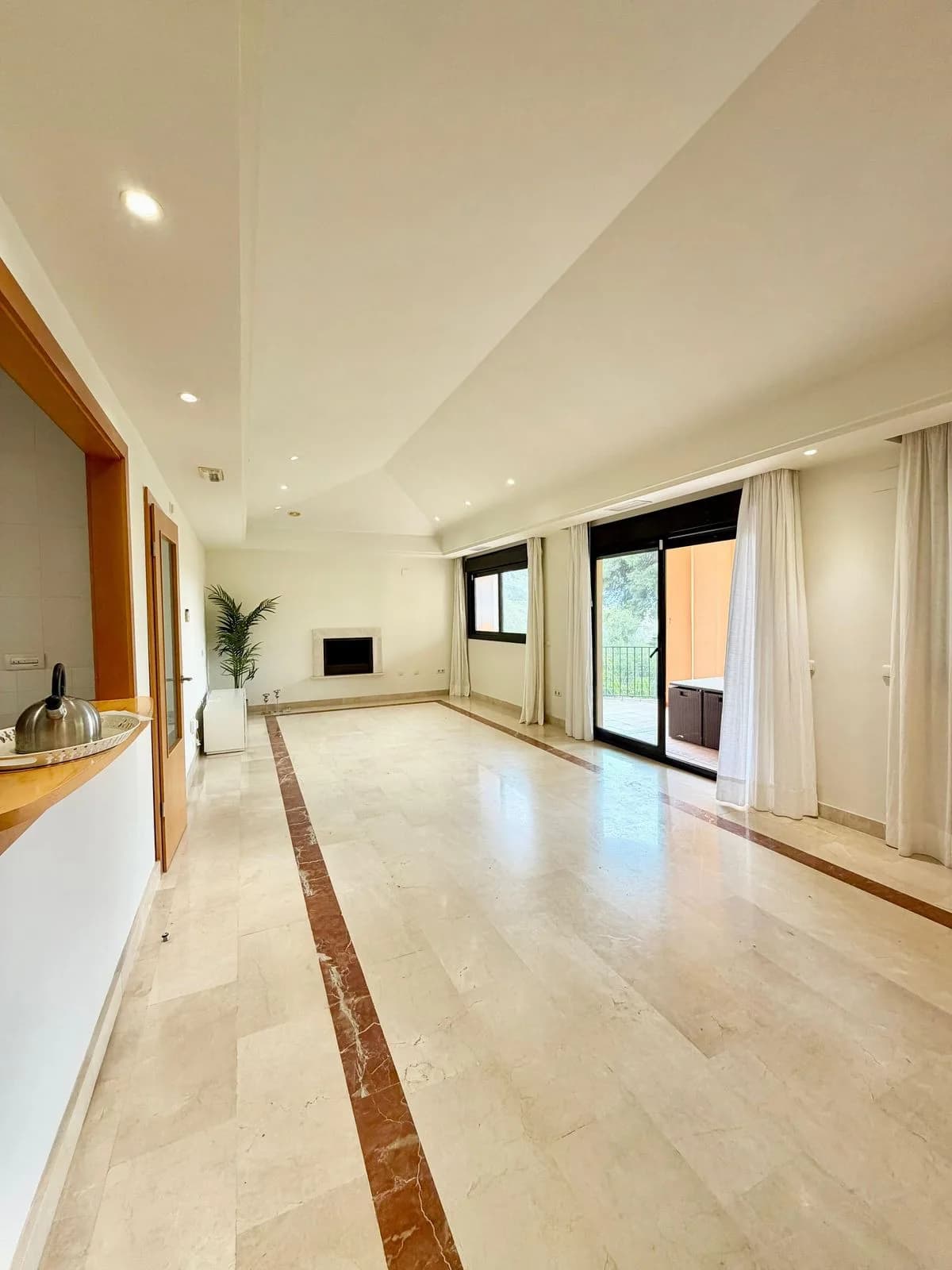 4 Bedroom Top Floor Apartment for Sale in Puerto Banús, Málaga - Image 2