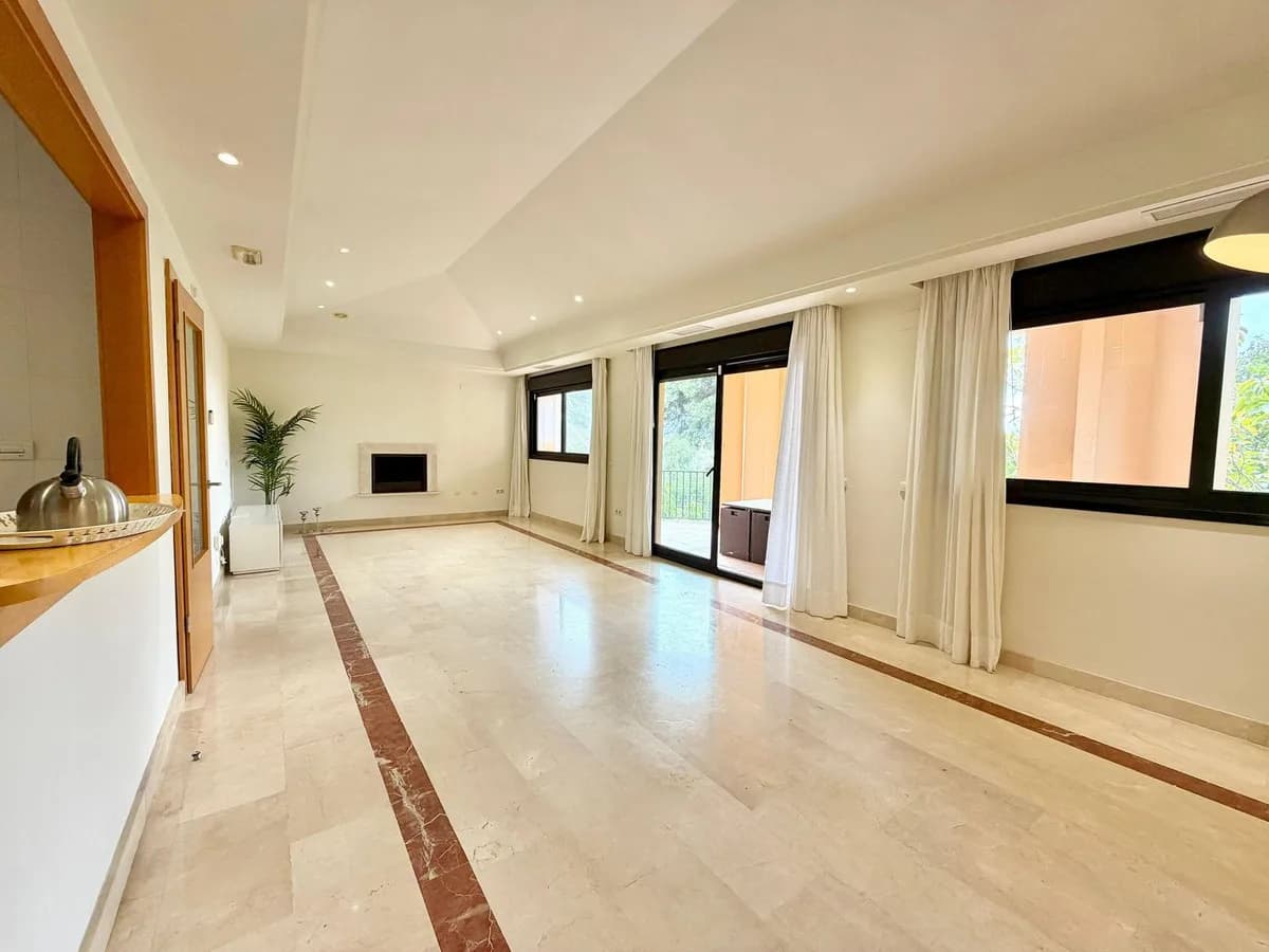 4 Bedroom Top Floor Apartment for Sale in Puerto Banús, Málaga - Image 3
