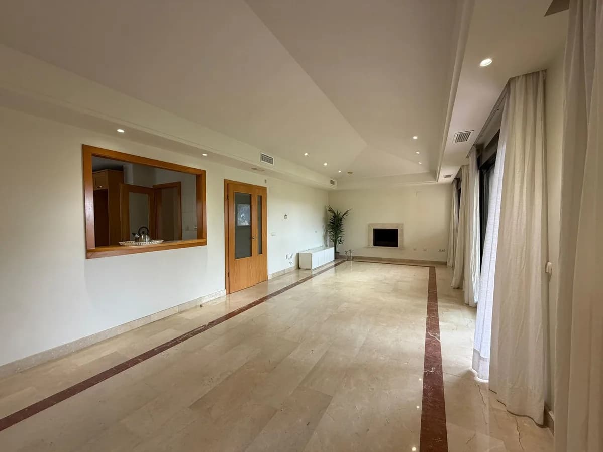 4 Bedroom Top Floor Apartment for Sale in Puerto Banús, Málaga - Image 4