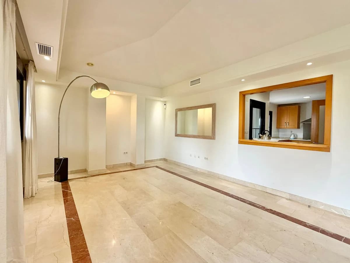 4 Bedroom Top Floor Apartment for Sale in Puerto Banús, Málaga - Image 5