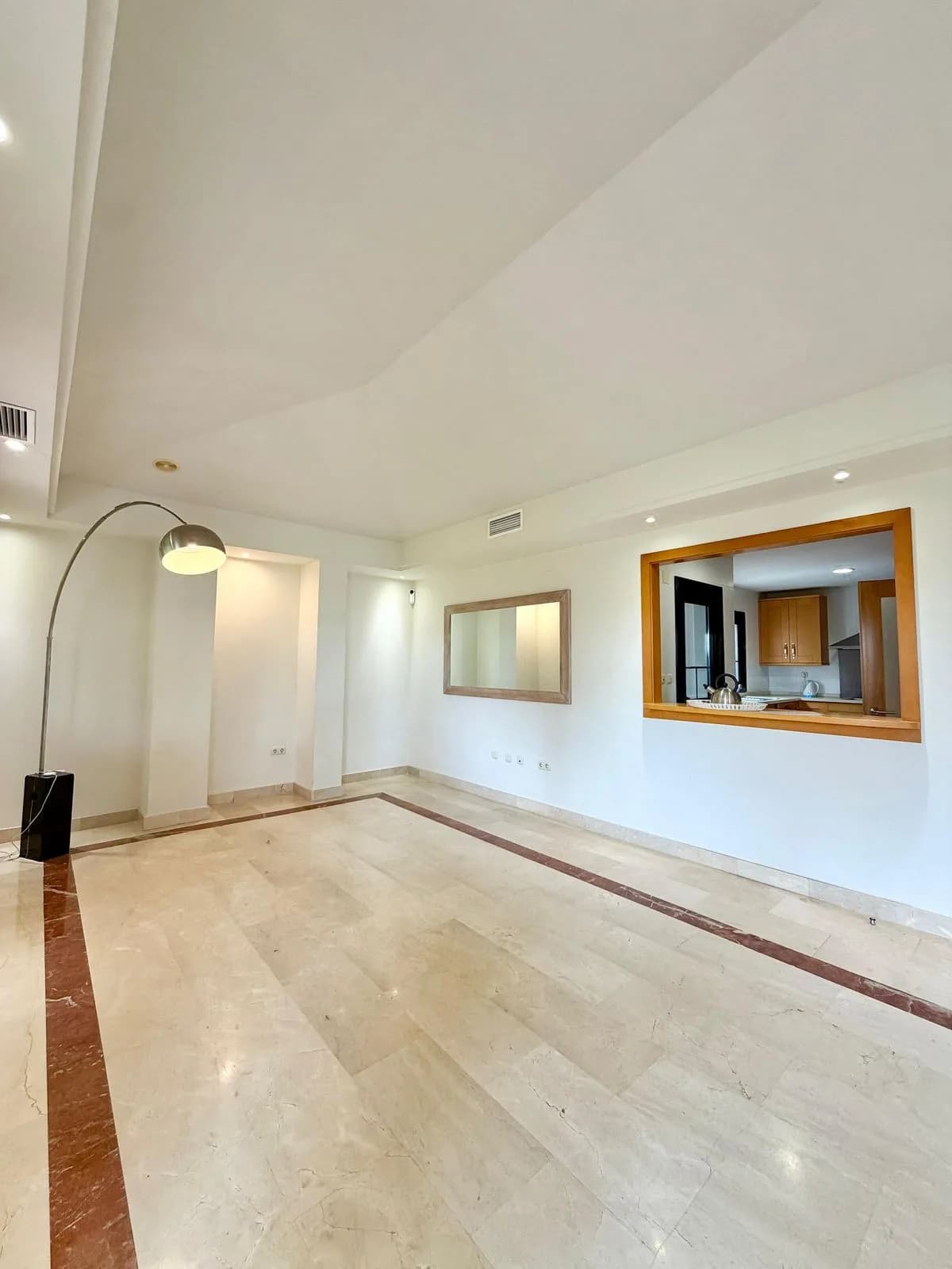 4 Bedroom Top Floor Apartment for Sale in Puerto Banús, Málaga - Image 7