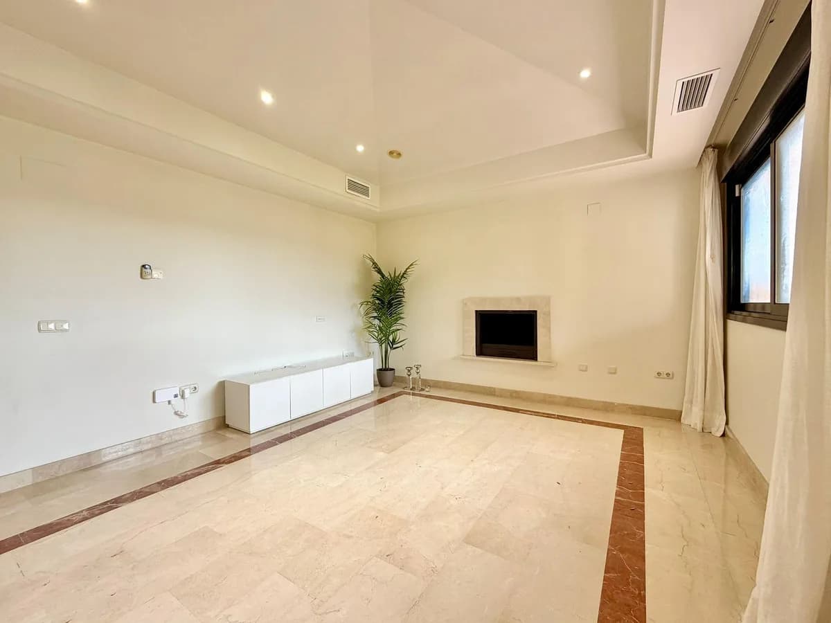 4 Bedroom Top Floor Apartment for Sale in Puerto Banús, Málaga - Image 8