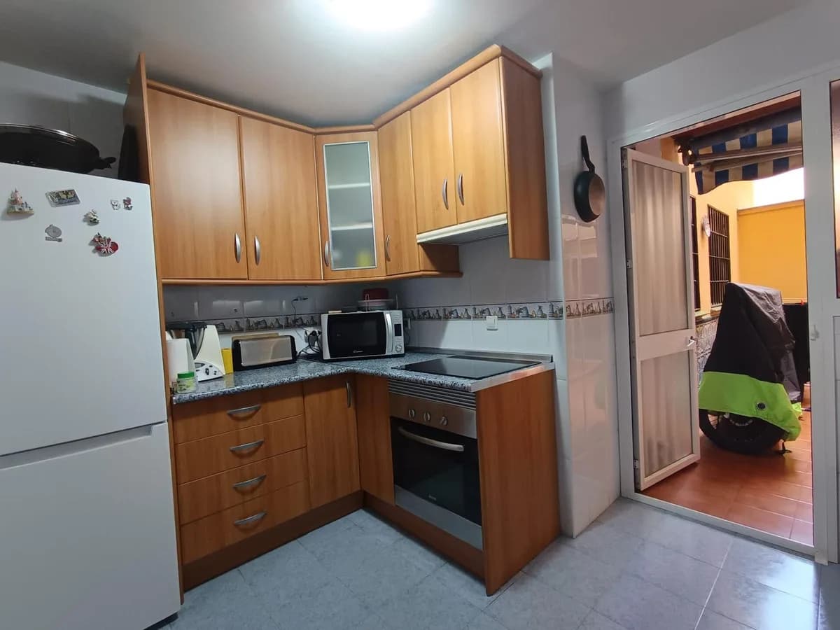 4 Bedroom Middle Floor Apartment for Sale in Fuengirola, Málaga - Image 2