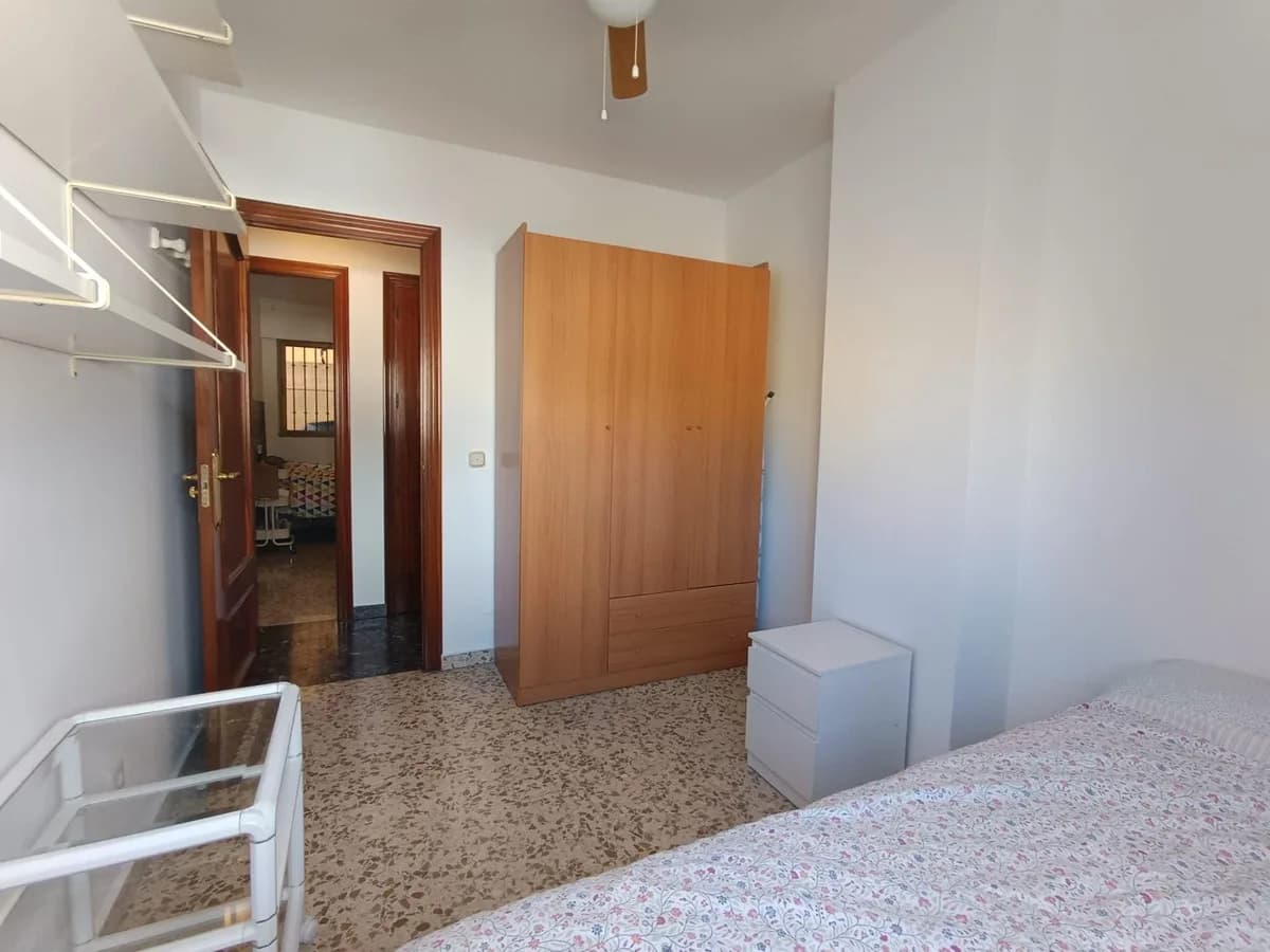 4 Bedroom Middle Floor Apartment for Sale in Fuengirola, Málaga - Image 7