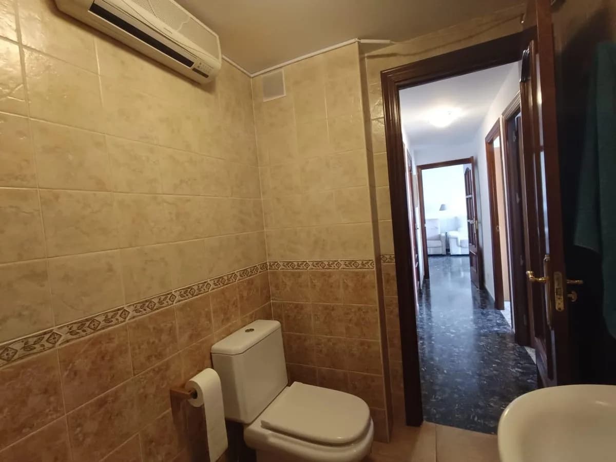 4 Bedroom Middle Floor Apartment for Sale in Fuengirola, Málaga - Image 8