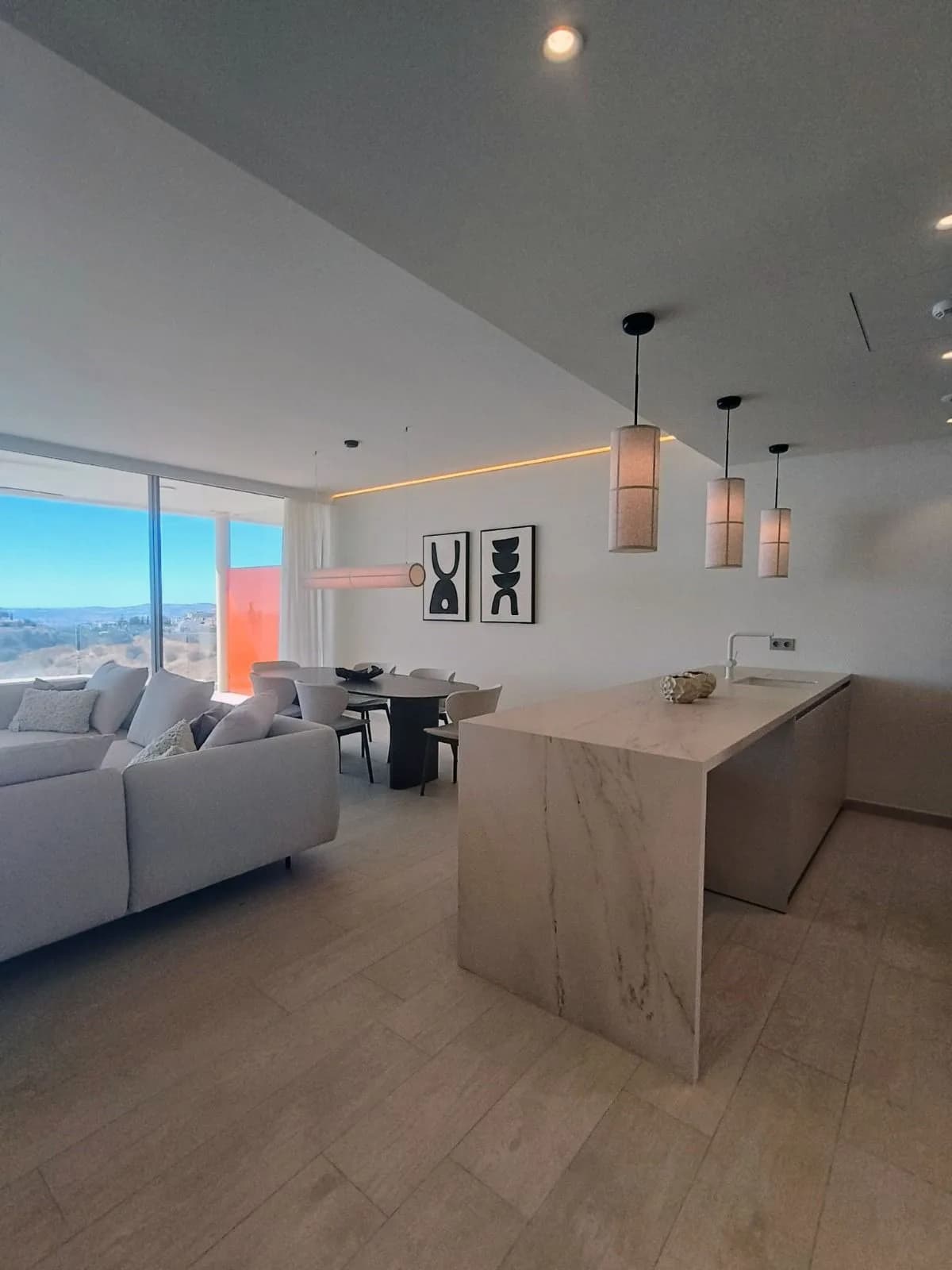 3 Bedroom Middle Floor Apartment for Sale in Fuengirola, Málaga - Image 4