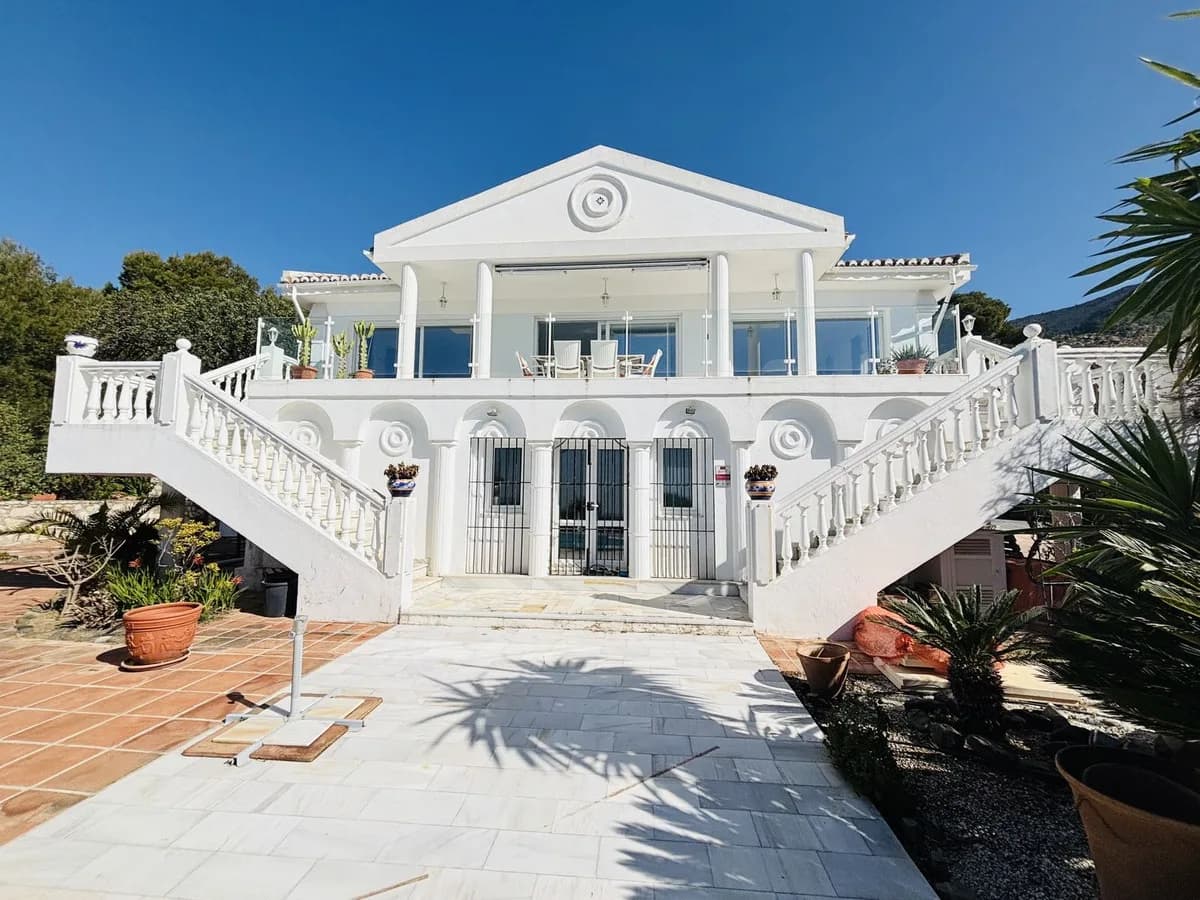 5 Bedroom Detached Villa for Sale in Valtocado, Málaga